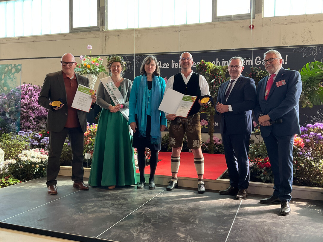 Mit einer Groen Goldmedaille der Deutschen Bundesgartenschau-Gesellschaft (DBG) fr die beste Gestaltung einer zweistelligen Wahlgrabstelle wurde die Ausstellergemeinschaft Fischer / Hartenbauer ausgezeichnet: v.l.n.r.: Uwe Hartenbauer, Deutsche Blumenfee Regina Haindl, Birgit Ehlers-Ascherfeld (BdF), Florian Fischer, Jrgen Mertz (ZVG), Jochen Sandner (DBG).