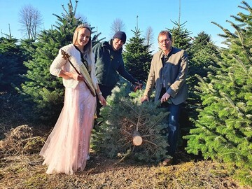 Weihnachtsbaumknigin Laura Stegemann, Hendrik Sauer und Eberhard Hennecke erffnen die Weihnachtsbaumsaison.