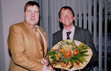 ): GVN-Prsident Andreas Lohff (li.) gratuliert dem neu gewhlten Vorsitzenden der Landesgruppe Schleswig-Holstein im GVN, Dr. Hans Hermann Buchwald, Malente.