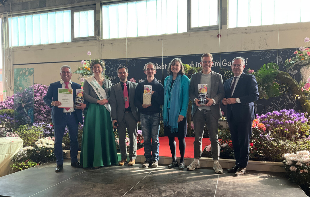 Mit dem Ehrenpreis des Gartenbauverbandes Mitteldeutschland fr die Verwendung einer ungewhnlichen Rahmenbepflanzung wurde Otto Blumen aus Mannheim ausgezeichnet: v.l.n.r.: Eric Springer, Deutsche Blumenfee Regina Haindl, Patrick Putzig (DBG), Markus Rumpf, Birgit Ehlers-Ascherfeld (BdF), Julian Otto, Jrgen Mertz (ZVG).
