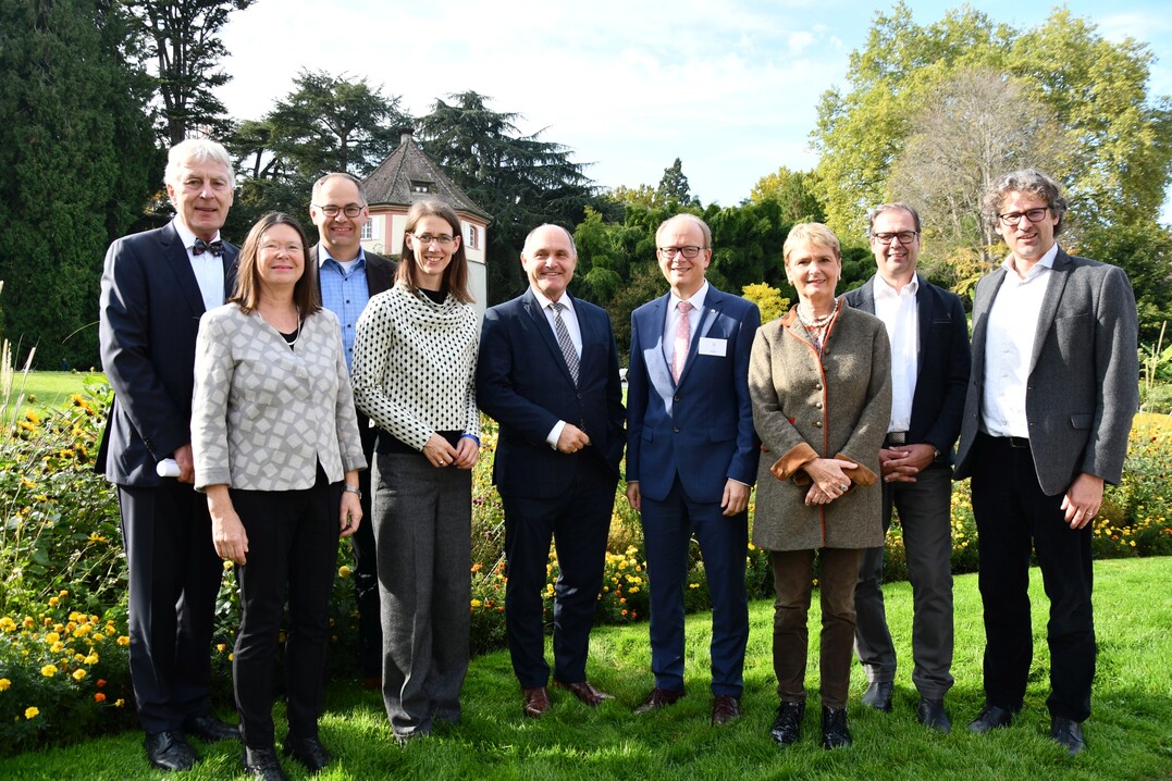 vlnr. DGG-Präsident Prof. Dr. Klaus Neumann, Umweltministerin Ulrike Höfken RLP, Gartendirektor Markus Zeiler, Insel Mainau, Bettina Gräfin Bernadotte, Insel Mainau, österreichischer Nationalratspräsident Wolfgang Sobotka, Landtagspräsident NRW André Kuper, Staatssekretärin Friedlinde Gurr-Hirsch, Daniel Brogle, Leiter der Gärtnerei von Schloss & Park Arenenberg, Philipp Haug, Insel Mainau.
