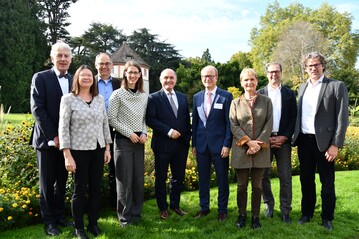 vlnr. DGG-Prsident Prof. Dr. Klaus Neumann, Umweltministerin Ulrike Hfken RLP, Gartendirektor Markus Zeiler, Insel Mainau, Bettina Grfin Bernadotte, Insel Mainau, sterreichischer Nationalratsprsident Wolfgang Sobotka, Landtagsprsident NRW Andr Kuper, Staatssekretrin Friedlinde Gurr-Hirsch, Daniel Brogle, Leiter der Grtnerei von Schloss & Park Arenenberg, Philipp Haug, Insel Mainau.
