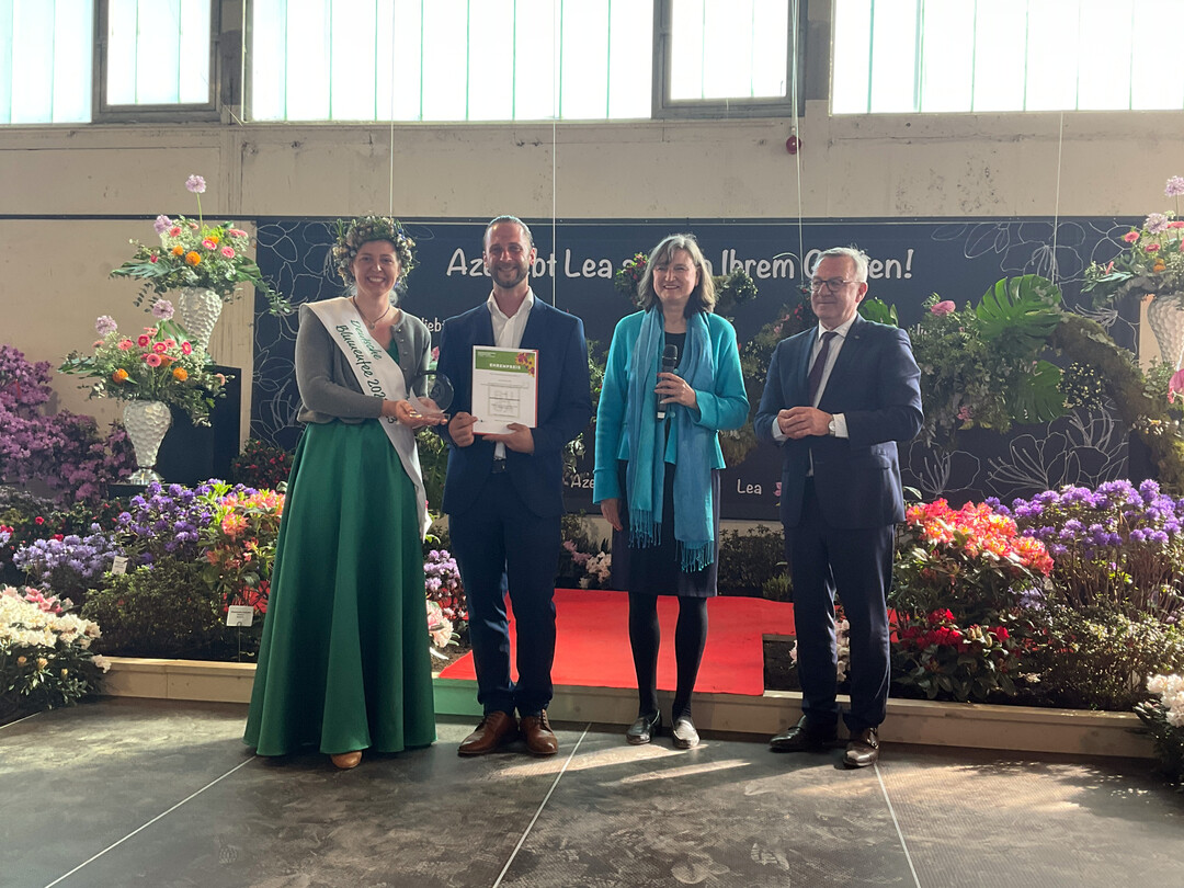 Den Ehrenpreis des Landesverbandes Gartenbau NRW fr eine besonders harmonische Gesamtgestaltung neben einer auergewhnlichen Formensprache des Wechselbeetes erhielt Christian Schlimgen von der Friedhofsgrtnerei Schlimgen: v.l.n.r.: Deutsche Blumenfee Regina Haindl, Christian Schlimgen, Birgit Ehlers-Ascherfeld (BdF), Jrgen Mertz (ZVG).