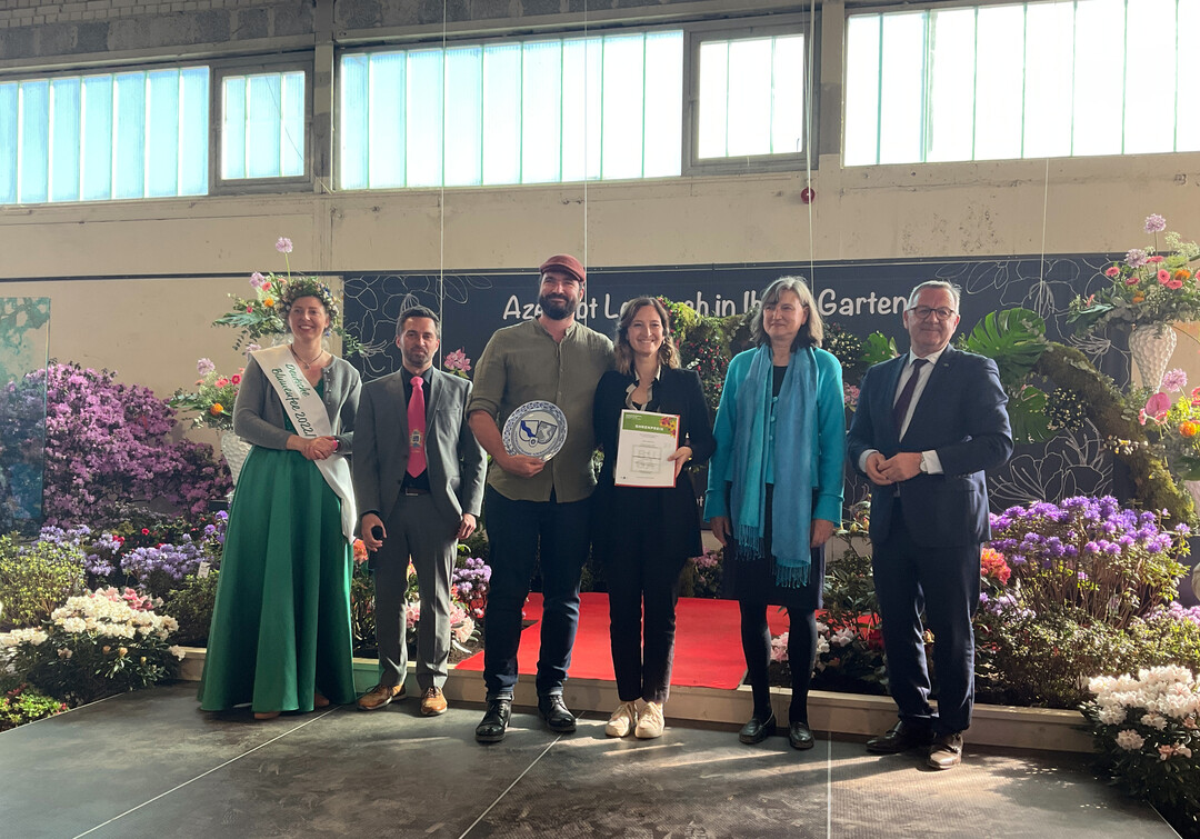 Bild 4
Mit dem Ehrenpreis der Landwirtschaftskammer Nordrhein-Westfalen fr groe Artenvielfalt in der Wechselbepflanzung im Frhjahr wurde das Unternehmen Blumenpavillon Neis aus Trier ausgezeichnet: v.l.n.r.: Deutsche Blumenfee Regina Haindl, Patrick Putzig (DBG), Johannes Heiser, n.n., Birgit Ehlers-Ascherfeld (BdF), Jrgen Mertz (ZVG)