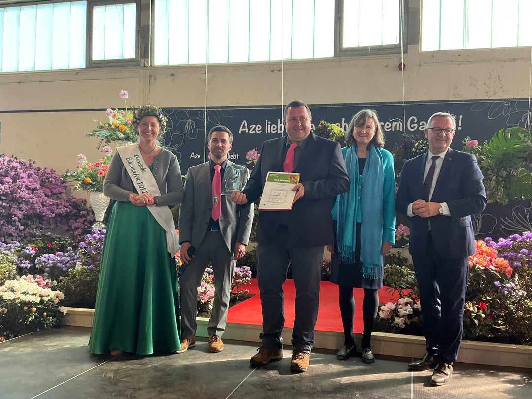 ber den Ehrenpreis der Rheinischen Treuhandstelle fr Dauergrabpflege fr eine besonders gelungene Harmonie der Gesamtgestaltung freute sich die Ausstellergemeinschaft Appich / Burmester: v.l.n.r.: Deutsche Blumenfee Regina
 
Haindl, Patrick Putzig (DBG), Andr Burmester, Birgit Ehlers-Ascherfeld (BdF), Jrgen Mertz (ZVG).
