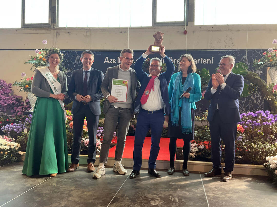 Mit dem Ehrenpreis der Treuhandstelle fr Dauergrabpflege Hessen Thringen fr die hervorragende Abstimmung der gesamten Bepflanzung auf das Grabzeichen wurde Otto Blumen aus Mannheim prmiert: v.l.n.r.: Deutsche Blumenfee Regina Haindl, Thomas Heiland (Gartenbauverband Baden-Wrttemberg Hessen), Julian Otto, Eric Springer, Birgit Ehlers-Ascherfeld (BdF), Jrgen Mertz (ZVG).