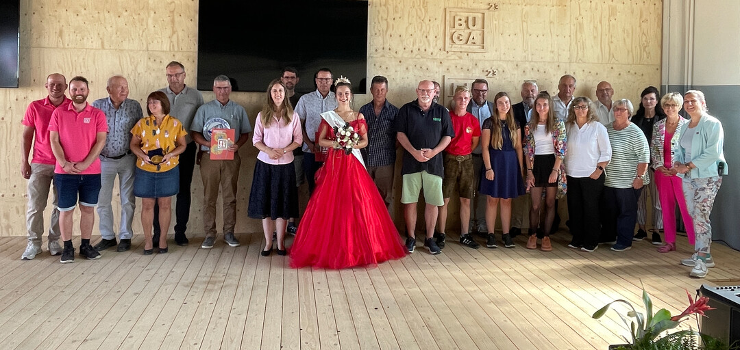 Gruppenfoto mit allen Preisträgern und der Dahlienkönigin Elisabeth Panzer im roten Kleid.