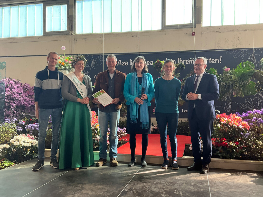 ber einen Ehrenpreis der Friedhof Treuhand Berlin Dauergrabpflegegesellschaft fr den besten Erstaussteller freute sich die Blumen-Grtnerei M. Hoffmann: v.l.n.r.: Oliver Heidenreich, Deutsche Blumenfee Regina Haindl, Markus Hoffmann, Birgit Ehlers-Ascherfeld (BdF), Tamara Hartleib, Jrgen Mertz (ZVG).