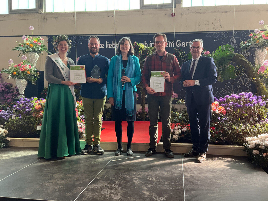 Den Ehrenpreis der Treuhandstelle fr Dauergrabpflege Niedersachsen / Sachsen-Anhalt fr das bienenfreundliche Frhjahrsbeet erhielt die Ausstellergemeinschaft Merk-Weis / Krmer: v.l.n.r.: Merk-Weis Krmer: Deutsche Blumenfee Regina Haindl, Georg Krmer, Birgit Ehlers-Ascherfeld (BdF), Alexander Weis, Jrgen Mertz (ZVG).