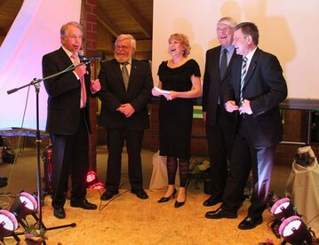 Ausgelassene Stimmung beim Rckblick auf der Bhne (von links): Heinz Herker, Heinrich Hiep (Prsident Landesverband Gartenbau Rheinland), Stephi Schmidt (Moderatorin ZDF), Dr. Peter Komp (ehemaliger Geschftsfhrer des Landesverbandes Gartenbau Westfalen-Lippe), Egon Galinnis (Geschftsfhrer Messe Essen)