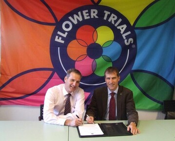 Jeroen de Kuijer (Vorsitzender der Flowertrials) und Frithjof Gutberlet (Eurotrials/Fachgruppe
Jungpflanzen) einigen sich auf eine
gemeinsame Sortenschau 2010 unter dem Dach der Flowertrials.