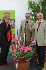 Die beiden unterfränkischen Taufpaten Angelika Ochs, Geschäftsführerin der Caritas Rhön-Grabfeld und Regierungspräsident Dr. Paul Beinhofer freuen sich gemeinsam mit dem unterfränkischen BGV-Vorsitzenden Elma Gimperlein über die Pflanze des Jahres in den fränkischen Farben.