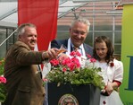Die mittelfränkischen Gärtner konnten Staatsminister Joachim Herrmann als Taufpaten gewinnen, hier assistiert von Francis Phillips, BGV- Bezirksvorsitzender von Mittelfranken und „Rosenrot“.