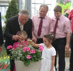 „Schneeweißchen und Rosenrot“ gingen dem niederbayerischen Taufpaten Regierungspräsident Heinz Grunwald zur Hand, fachlich begleitet von den Betriebsinhabern Günther und Stefan Guttenberger