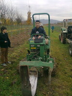 Auf der Ballenstechmaschine (Adnan Jema auf der Maschine, links daneben Tugay Murat Altinöz, Werkrealschule Unterer Neckar, Baumschule Huben)