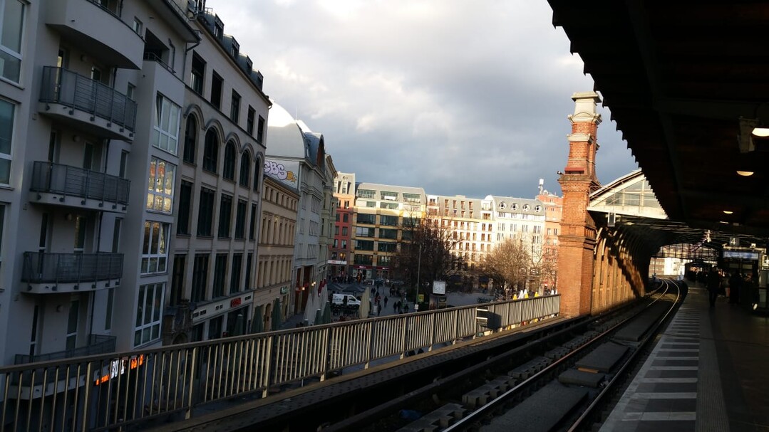 Blick aus der S Bahn auf den Hackeschen Markt - der neuen Geschäftsstelle der DGG.