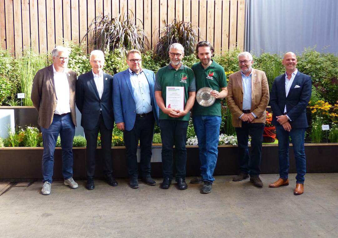 Bioland Grtnerei Umland - Klaus Umbach nimmt den Ehrenpreis des Ministeriums fr lndlichen Raum und Verbraucherschutz mit Alaxander Hicks entgegen 