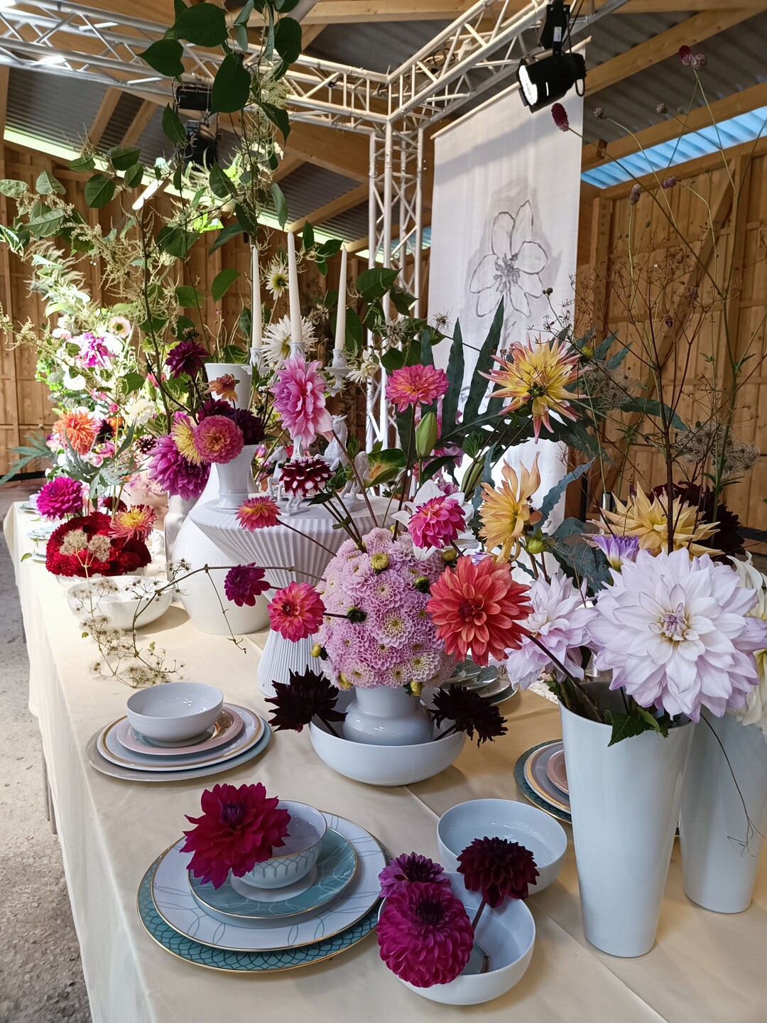 Festtafel mit Dahlien.