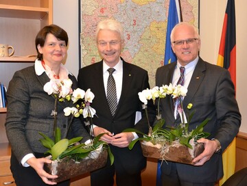 Parlamentarische Staatssekretrin Dr. Maria Flachsbarth (li) und Parlamentarischer Staatssekretr Peter Bleser (re), im BMEL, freuten sich ber die Frhlingsgre der deutschen Grtnerinnen und Grtnern, berbracht von ZVG-Vizeprsident Hartmut Weimann (mi).