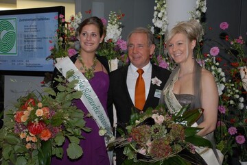 Amtsbergabe an die Deutsche Blumenfee 2010/2011 auf dem Deutschen Gartenbautag
des Zentralverbandes Gartenbau (ZVG) in Berlin (von links): Christiane Sander, Deutsche
Blumenfee 2010/2011, ZVG-Prsident Heinz Herker und Victoria Salomon, die in den vergangenen
zwei Jahren das Amt der Blumenfee bekleidete.