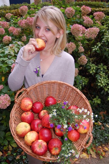 Im Rahmen der Internationalen Grnen Woche (IGW) in Berlin, die vom 16. bis 25. Januar stattfindet, bietet der Zentralverband Gartenbau e.V. ein vielfltiges Rahmenprogramm, um fr den Beruf des Grtners und die grtnerischen Produkte und Dienstleistungen zu werben. Es wird unter anderem eine Apfelverkostung geben. Die Deutsche Blumenfee Christina Aumann wird auch auf der IGW den Gartenbau repsentieren. (