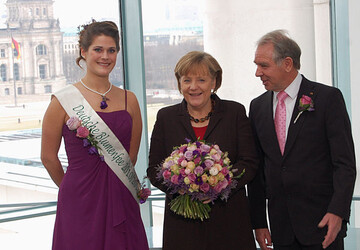 Christiane Sander, Deutsche Blumenfee 2010/2011, berreicht gemeinsam mit ZVGPrsident
Heinz Herker den Valentinsgru an Bundeskanzlerin Angela Merkel. Jetzt sucht
der ZVG die Blumenfee fr die Jahre 2011 und 2012. 
