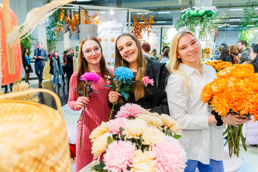 Chrysanthemums in all colors and shapes play a leading role in the FDF World in Hall 1. The current trends also include flowers with pop colors.