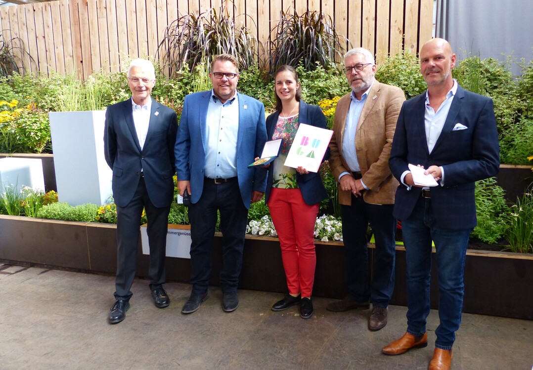 Martina Hamberger vom Blumenteam Bäuerle GbR aus Obersulm konnte gleich zwei Große Gold und einen Ehrenpreis entgegennehmen