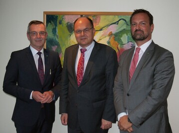 ZVG-Prsident Jrgen Mertz (links) und ZVG-Generalsekretr Bertram Fleischer (rechts) informierten Bundeslandwirtschaftsminister Christian Schmidt ber aktuelle Herausforderun-gen des Gartenbaus.