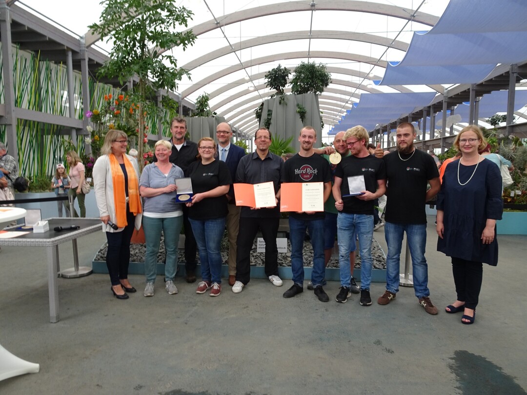 Botanische Ehrung: Das Aufbauteam der Botanischen Gärten freute sich mit seinem Präsidenten (5.v.l.), der IGA-Geschäftsführerin Katharina Lohmann (r.) und der gärtnerischen Beauftragten Renate Behrmann (l.) über die hohen Auszeichnungen.