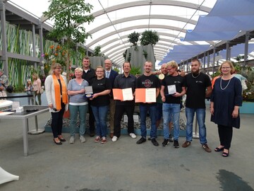 Botanische Ehrung: Das Aufbauteam der Botanischen Grten freute sich mit seinem Prsidenten (5.v.l.), der IGA-Geschftsfhrerin Katharina Lohmann (r.) und der grtnerischen Beauftragten Renate Behrmann (l.) ber die hohen Auszeichnungen. 