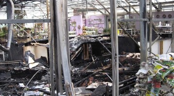 Auch wenn das Feuer schnell unter Kontrolle war, ist die Verwstung im betroffenen Verkaufsgewchshaus gro.