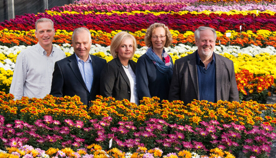 Das Züchtungs- und Jungpflanzenunternehmen Brandkamp in Isselburg ist der internationalen Organisation Fleuroselect beigetreten. Von links: Jeroen de Kuijer, Hubert Brandkamp, Silvia Brandkamp, Christiane Appl, Jürgen von den Driesch.