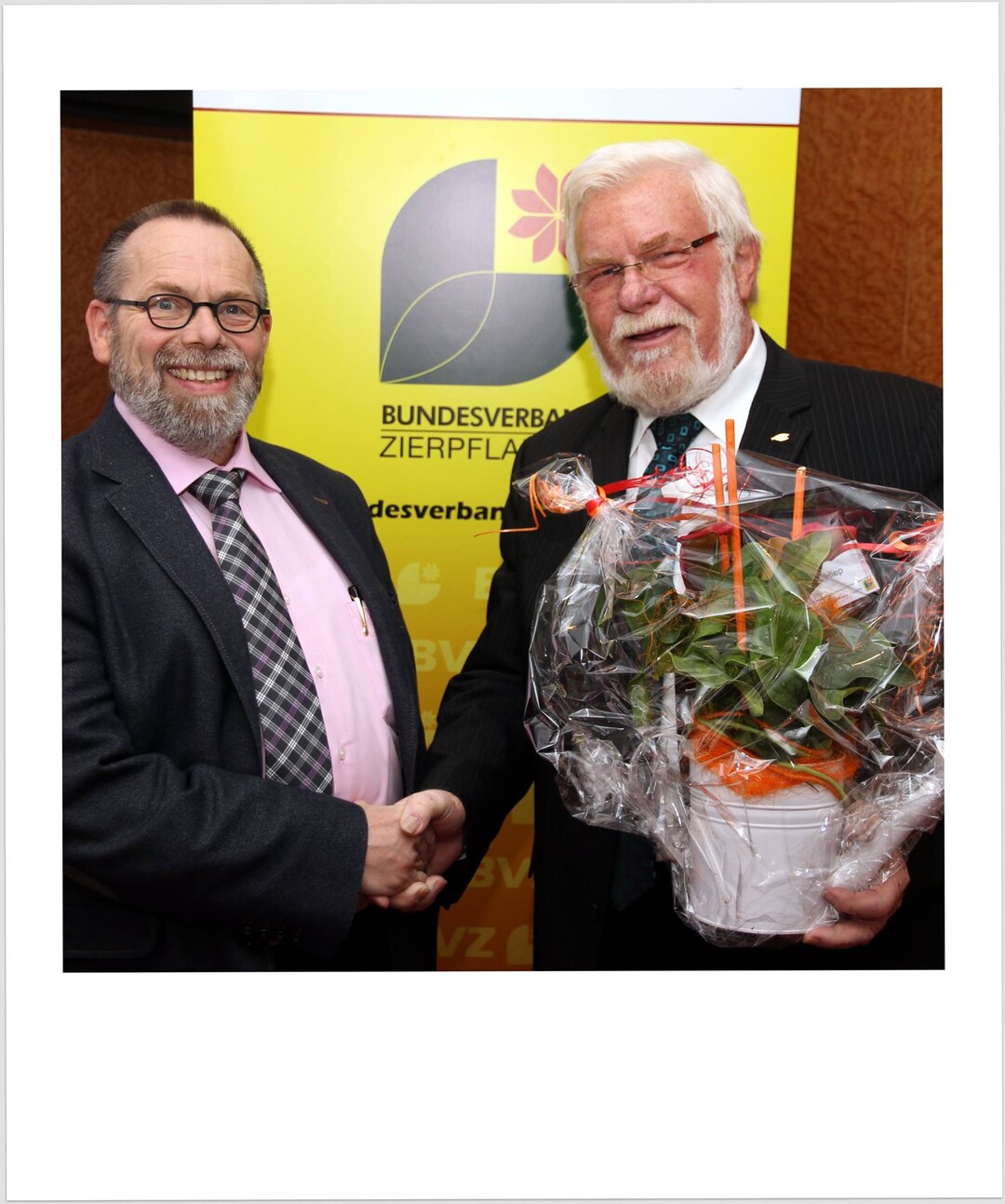 Heinrich Hiep (rechts) gratuliert dem neuen BVZ-Vorsitzenden Matthias Bremkens.