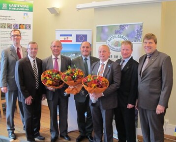 Von links: Rechtsanwalt Stephan Jrgenliemk, ZVG-Vizeprsident Jrgen Mertz, ZVG-Prsident Heinz Herker, Wolfgang
Sobotka, Landeshauptmann-Stellvertreter von Niedersterreich, Dr. Till Backhaus, Landwirtschaftsminister
von Mecklenburg-Vorpommern, Thomas Heinemann, Vizeprsident des Gartenbauverbandes
Nord, Andreas Lohff, Prsident des Gartenbauverbandes Nord und ZVG-Vizeprsident