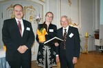 Von links:
Kuratoriumsvorsitzender Prof. Dr. Steffen Wittkowske, Buchpreisgewinnerin Katja Maren Thiel, DGG-Präsident Karl Zwermann