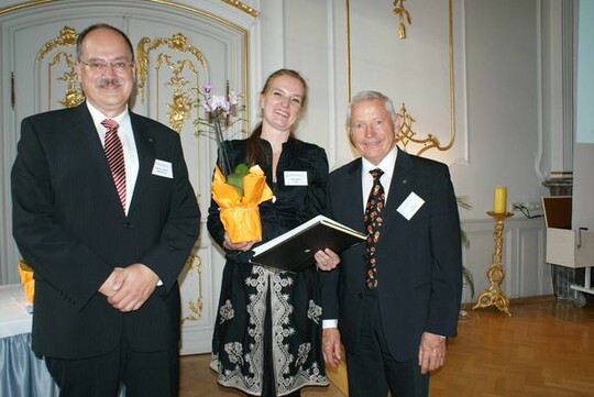 Von links:
Kuratoriumsvorsitzender Prof. Dr. Steffen Wittkowske, Buchpreisgewinnerin Katja Maren Thiel, DGG-Prsident Karl Zwermann
