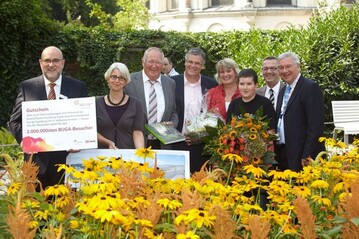 Alfred Muscheid (Verkaufsbezirksleiter bei DB Vertrieb), Ulrike Seibt (DBG), Karl-Heinz
Plum, Vorsitzender der DBG-Gesellschafterversammlung und Prsident des Bundes deutscher
Baumschulen (BdB), Hanspeter Faas (Geschftsfhrer BUGA Koblenz 2011 GmbH),
Renate Behrmann, Ausstellungsbevollmchtigte igs hamburg 2013, 2-millionster
Besucher Yannick Friedrich, Jrgen Mertz, Vizeprsident des ZVG,
und Oberbrgermeister Prof. Dr. Joachim Hofmann-Gttig.
