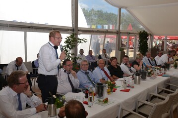 Der Ausschuss fr Ernhrung und Landwirtschaft des Deutschen Bundestages diskutierte mit dem ZVG-Vorstand die aktuellen Herausforderungen des Gartenbaus (im Bild stehend, Franz Josef Holzenkamp MdB).