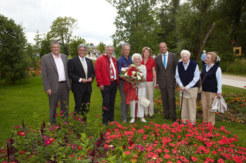 BUGA-Geschftsfhrer Hanspeter Faas, Rheinland-Pflzischer Innenminister Roger
Lewentz, Koblenz Oberbrgermeister Professor Dr. Joachim Hofmann-Gttig, Peter Traxel,
Gabriele Traxel, Regine Traxel, Norbert Schmitz (Kln-Dsseldorfer Rheinschifffahrt AG),
Peter Schmitz und Marlies Schmitz. 