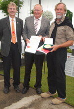 Karl-Heinz Plum (Mitte), Vorsitzender der Gesellschafterversammlung der Deutschen Bundesgartenschau-
Gesellschaft mbH (DBG), überreicht die Große Goldmedaille der DBG an
Peter Ambrosius (rechts). Mit ihnen freut sich Rainer Berger, Ausstellungsbevollmächtigter
der DBG für die BUGA Koblenz.