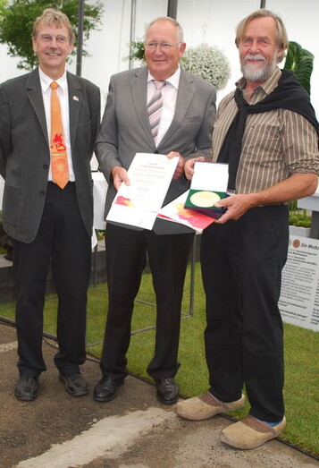 Karl-Heinz Plum (Mitte), Vorsitzender der Gesellschafterversammlung der Deutschen Bundesgartenschau-
Gesellschaft mbH (DBG), berreicht die Groe Goldmedaille der DBG an
Peter Ambrosius (rechts). Mit ihnen freut sich Rainer Berger, Ausstellungsbevollmchtigter
der DBG fr die BUGA Koblenz. 