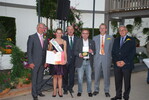 Große Goldmedaille der DBG für die Baumschule Hermann, Kurtscheid. Von links nach
rechts: Heinz Herker, Präsident des ZVG, Blumenfee Lisa Maurer, Volker Schmitt, Präsident
des Landesverbandes Gartenbau Rheinland Pfalz, Paul-Bernhard Hermann, Rainer Berger,
Ausstellungsbeauftrager der DBG, und Jochen Sandner, Geschäftsführer der DBG.