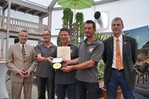 Jürgen Mertz (von links), Vizepräsident des ZVG und Präsident des
Hessischen Gärtnereiverbandes, überreichte den Ehrenpreis der Landwirtschaftskammer
Niedersachsen für ein großes Beet- und Balkonpflanzen-Sortiment unterschiedlicher Größen
in hervorragender Qualität – die Gestaltung des Standes an Thomas Streekmann, Friedhelm
Fink und Jochen Müller-Schmitz. Unterstützt wurde Mertz von Rainer Berger, Ausstellungsbevollmächtigter
der Deutschen Bundesgartenschau-Gesellschaft mbH.