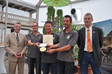 Jrgen Mertz (von links), Vizeprsident des ZVG und Prsident des
Hessischen Grtnereiverbandes, berreichte den Ehrenpreis der Landwirtschaftskammer
Niedersachsen fr ein groes Beet- und Balkonpflanzen-Sortiment unterschiedlicher Gren
in hervorragender Qualitt  die Gestaltung des Standes an Thomas Streekmann, Friedhelm
Fink und Jochen Mller-Schmitz. Untersttzt wurde Mertz von Rainer Berger, Ausstellungsbevollmchtigter
der Deutschen Bundesgartenschau-Gesellschaft mbH.
