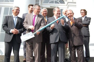 Damit hat es angefangen: Mit genau dieser Grtnergertschaft wurde 2008 der erste Spatenstich
gesetzt, nun steht die BUGA eine Woche vor ihrer Erffnung. Und darauf freuen sich
(von links unten): Staatssekretr Roger Lewentz, Hanspeter Faas, Ministerprsident Kurt
Beck, ZVG-Prsident Heinz Herker, (von rechts oben) Architekten Alexander von Canal,
Helmut Scherhag, LWK Rheinland-Pfalz, Professor Dr. Joachim Hofmann-Gttig, Oberbrgermeister
der Stadt Koblenz, und Stephan Lenzen, RMP Landschaftsarchitekten. 