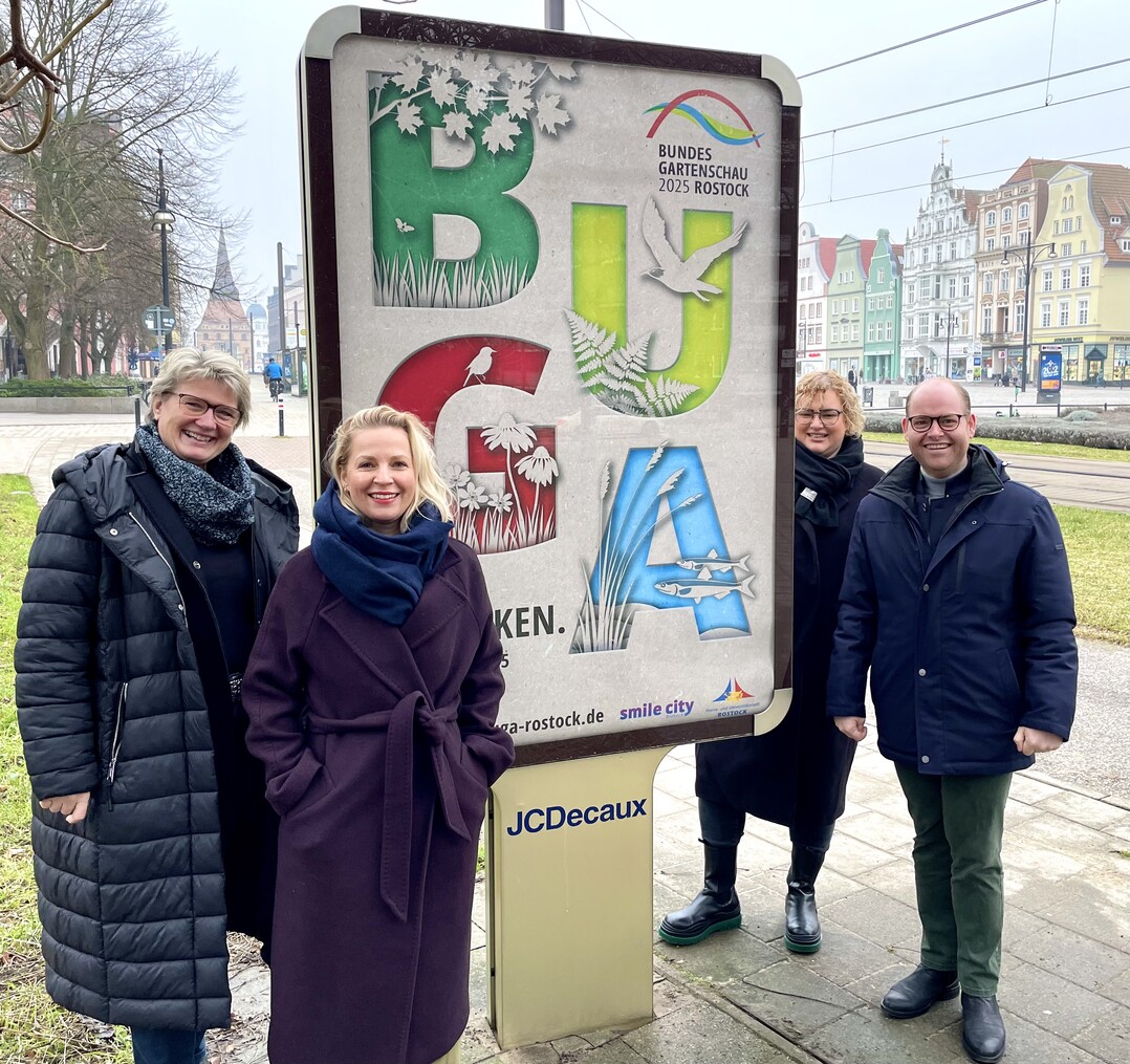   Freuen sich ber den guten Start: Renate Behrmann (Ausstellungsbevollmchtigte der Deutschen Bundesgartenschau-Gesellschaft mbH), Anne-Kristin Weise (Social Media und Online-Marketing BUGA Rostock 2025), Josefin Rickert (Veranstaltungsmanagement BUGA Rostock 2025) sowie Oliver Fudickar, Geschftsfhrer BUGA Rostock 2025 (von links).