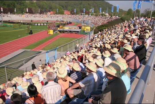 Alle Zuschauer waren Grtner - zur Erffnungsveranstaltung gab es einen Strohhut fr jeden, was angesichts strahlender Sonne und Sommertemperaturen ganz praktischen Nutzen hatte. Das "Stadion der Freundschaft" war zur Erffnungsshow mit 15.000 Besuchern vollbesetzt.