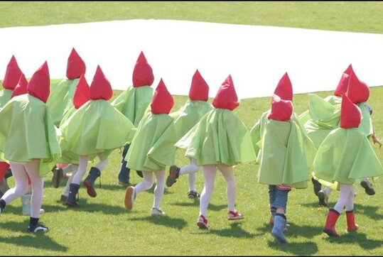 Zwergenaufstand: Rund 250 Kindergartenkinder gestalteten die Erffnungsgala als Gartenzwerge mit. Und auch das hatte seinen Grund: Im benachbarten Grfenroda wurden vor 135 Jahren die ersten Gartenzwerge gefertigt