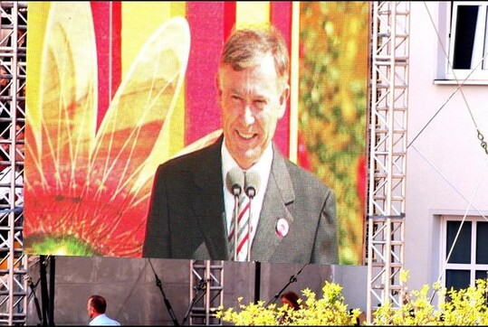 Auch wenn es zur Tradition der Bundesgartenschauen gehrt, dass der Bundesprsident zum Schirmherren gebeten wird, hat Horst Khler vor allem auf die Ehre dieser Erffnung fr ihn verwiesen. Schon "der erste Eindruck des Gelndes aus seinem Hubschrauber war wunderbar", so der Bundesprsident whrend seiner Worte zur Erffnung. "Hier ist etwas Einmaliges geschaffen worden".